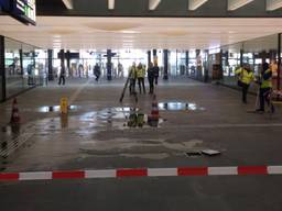 De natte plek in het NS-station in Eindhoven (foto: Mariska van Leuken).