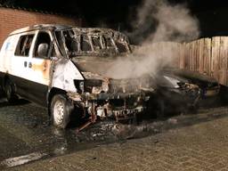 Het busje en de personenauto zijn volledig verwoest (foto: Harrie Grijseels / SQ Vision Mediaprodukties)