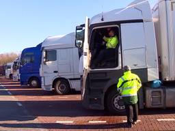 Er worden boetes uitgedeeld aan bivakkerende chauffeurs. (Foto: Erik Peeters)