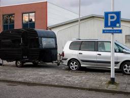 De caravan en auto waar daklozen in mogen slapen (foto: Jack Brekelmans).