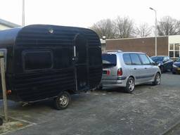 De caravan en auto waar daklozen in mogen slapen (foto: Joshua Campbell).