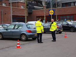 Agenten op de plek waar Hannah werd ontvoerd. (Foto: Berry van Gaal/SQ Vision)