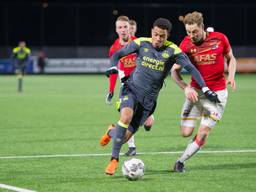Donyell Malen van Jong PSV in duel met Rens van Eijden (foto: OrangePictures)