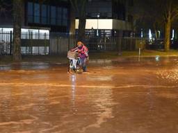 Tilburgs industrieterrein onder water gelopen door gesprongen waterleiding. (Foto: Toby de Kort)