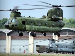 Chinook-helikopters op vliegbasis Gilze-Rijen (foto: John Kuijsters)
