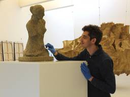 Conservator Hans November met de Venus van Milo (Foto Adrie Broekman)