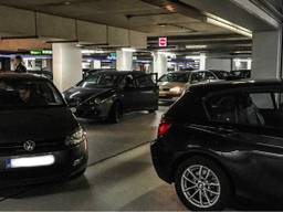 Automobilisten moesten veel geduld hebben in de parkeergarage. (Foto: Danny van Schijndel)