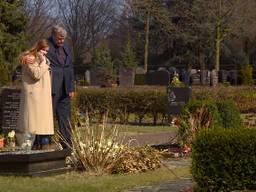 Caroline en Randy bij het graf van Ximena.