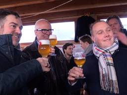 Klaas Dijkhoff proost met Bredanaars