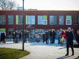 Ouders en kinderen verzamelen op het schoolplein van De Regenboog. (Foto: Rob Engelaar)