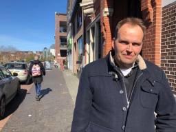 Gedupeerde Koen Marten kreeg vandaag in de Rabobank in Oudenbosch zijn kluisje te zien (Foto: Erik Peeters)