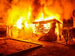 De chalet brandde volledig af. (Foto: SQ Vision Mediaprodukties)