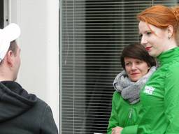 Loes Petersen (rechts) tijdens de campagne. (Foto: GroenLinks Uden)