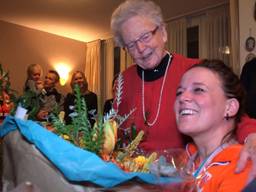 Paralympiër Linda van Impelen gehuldigd bij haar oma in Mierlo