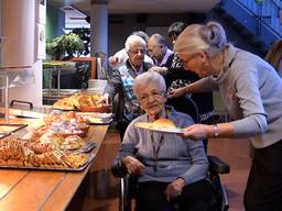 De dames van Innerwheel Tilburg zorgen ervoor dat de bewoners niets ontbreekt.