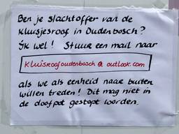 Een gedupeerde heeft in Oudenbosch deze boodschap opgehangen (Foto: Hannelore Struijs)