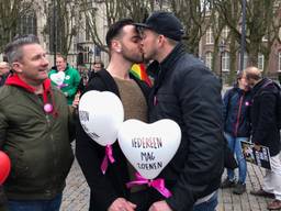 Zoenende mensen bij de actie #iedereenmagzoenen (Foto: René van Hoof)