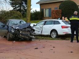 Twee auto's zijn maandagochtend tegen elkaar gebotst in Geffen. (Foto: Charles Mallo)