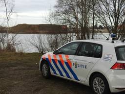 De politie zoekt in Liessel. (Foto: Danny van Schijndel)