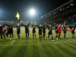 De NAC-spelers bedanken het meegereisde publiek na de 0-2 overwinning op ADO Den Haag (foto: VI Images).