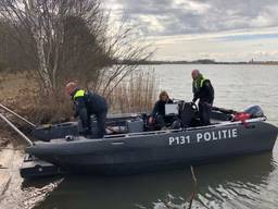 De eerdere zoektocht op het water in Liessel (Archieffoto: René van Hoof)