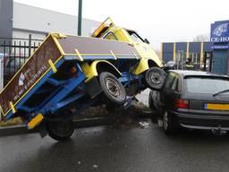Het ongeluk gebeurde voor de ingang van autobedrijf Ce-Ho. (Foto: SK-Media).