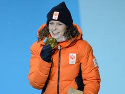 Ireen Wüst met haar vijfde gouden medaille (foto: VI Images).