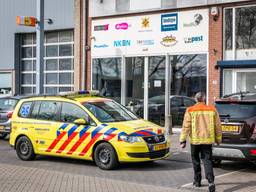 Het pakketje wordt onderzocht (foto: Sem van Rijssel/SQ Vision Mediaprodukties)