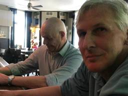Tonny van Hoof (63) en Gerard van Leen (77, links) aan de toog in een café in Ossendrecht (foto: Eva de Schipper).