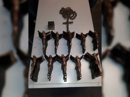 De gevonden metalen kruisbeelden. Foto: Politie Deurne