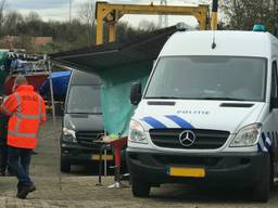 Politie bij een van de invallen in Den Bosch. (Foto: Bart Meesters).
