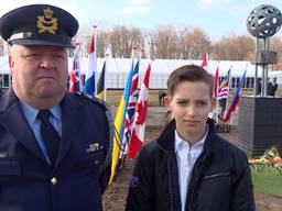 De 10-jarige nabestaande Tygo en militair Gérard van de Watering vonden elkaar tijdens de terugkomstceremonies.
