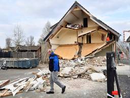 Bij daglicht blijkt hoe ernstig de schade aan het huis van de familie Verhoeven is. (Foto: Erald van der Aa)