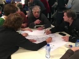 Bewoners gaan met elkaar in discussie (foto: Jos Verkuijlen).