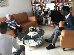 Lennart en Jordean interviewen mevrouw Kaan