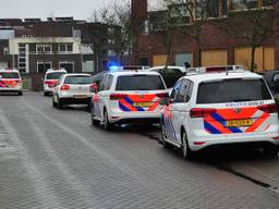 Vijf politieauto's en een politiehelikopter rukten uit voor relatieproblemen in Waalwijk. (Foto: Marvin Doreleijers)