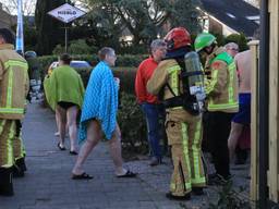 Een vrouwelijke badgast keert terug naar de zwemschool. (Foto: Harry Grijseels/SQ Vision)