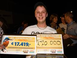 Stiefzoon Luc nam de cheques in ontvangst. (Foto: Roy Beusker)