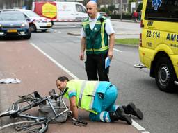 Een hulpverlener bekijkt de fiets van het slachtoffer (Foto: Dave Hendriks/SQ Vision)