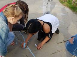 Rekensommen maken op het schoolplein (foto: Merel de Leuw)