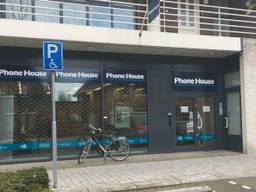De overvallen winkel van The Phone House in Best (foto: Jozef Bijnen/SQ Vision Mediaprodukties).