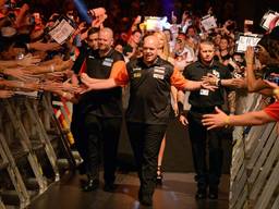 Michael van Gerwen en Raymond van Barneveld treffen elkaar in Rotterdam. (foto: VI Images)