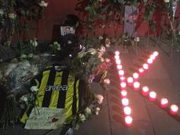 Bij het huis van de doodgeschoten Kaan S. staan een foto, rozen en een ‘K’ van kaarsen (foto: Raymond Merkx)
