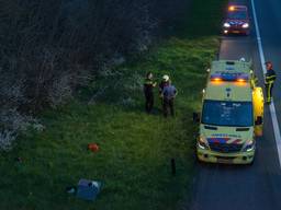 Hulpdiensten staan bij de plek waar de gewonde man werd aangetroffen. (Foto: Marco Verhage/SQ Vision)