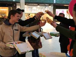 Er werd woensdagochtend 'geproost' met donuts in Eindhoven. (Foto: Ilse Schoenmakers)