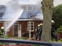 De brand woedt in het dak van het huis. (Foto: Charles Mallo SQ Vision)