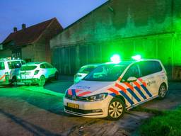 Politiewagens bij de hennepdrogerij (Foto: Christian Traets/SQ Vision)