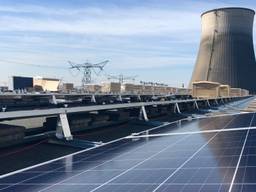 De eerste panelen op het dak van de Amercentrale. (foto: Raoul Cartens)