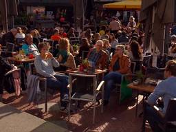 Het is lente en de terrassen zitten bomvol