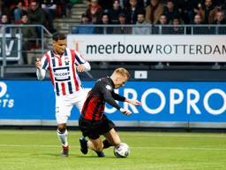 Willem II'er Daryl Lachman gaat in de fout tegen Mike van Duinen. (Foto: VI Images)